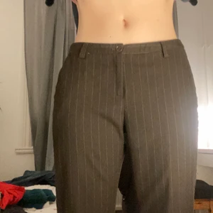 randiga kostymbyxor - lågmidjade, svartvit-randiga kostymbyxor i skönt, mjukt material. köpta på stadsmissionen. ungefär storlek S/28