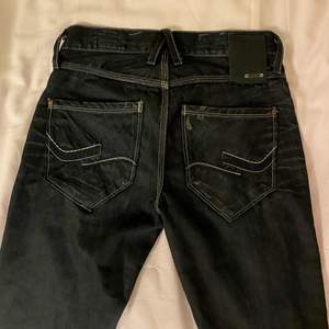 pissballa svarta bootcut lowrise jeans. midja: 28tum innerbenslängd:81cm
