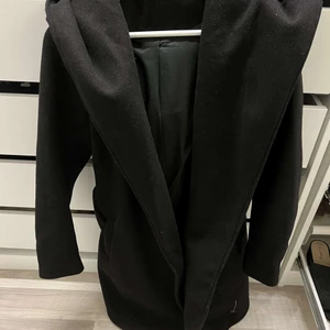 Storlek s/m - Luvkappa, endast använd några gånger. Priset kan diskuteras vid snabbaffär!