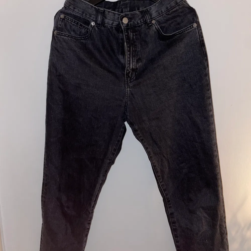 Svarta Drdenim jeans i mom fit, storlek 28/30, använda fåtal gånger och i bra skick . Jeans & Byxor.