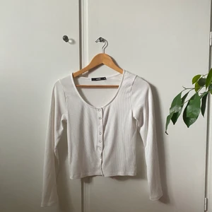 Vit topp - Vit långärmad topp från bikbok i storlek M. Kan även knäppas upp och användas som kofta!