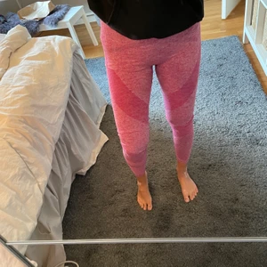 Pink (Victoria secret) tränings byxa - Säljer dessa seamless tärnings tights från pink. De är så himla sköna och snygga. I super bra skick. Skriv för mer info❤️