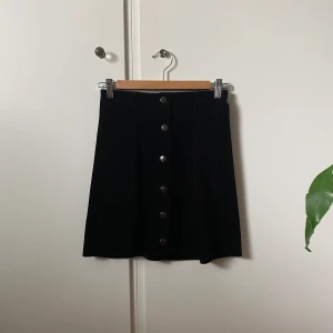 Svart tajt kjol - En kjol från ginatricot i storlek S! Har fejkknappar framtill och är i mjukt, stretchigt material✨💓
