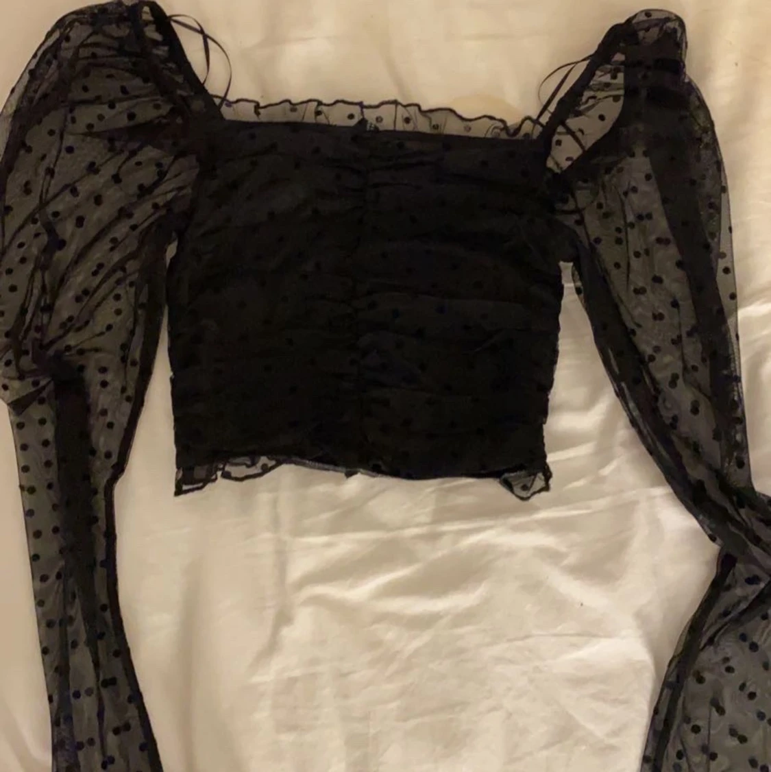 Svart tröja med puffiga ärmar