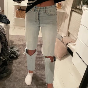 Jeans - Säljer mina favvo jeans då de blivit för små. De är i en så snygg lite ljusare tvätt! De är i storlek 25. Köparen står för frakten!💕✨