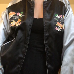 Basebolljacka i Satinlook - Fin baseball jacka köpt i Tokyo, Strl L men skulle säga mer en M/L.