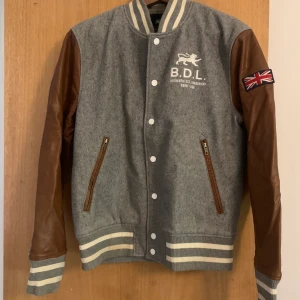 Herrjacka strl S - Säljer en vinter/vår jacka i strl S (herrstrl), skinn på armarna och är i bra skick! 