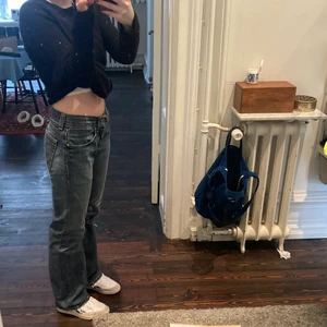 Levis Jeans 512 - Säljer mina favoriter😌 Levis 512 Bootcut. Jag är 169 med ganska långa ben, brukar ha strl 36/S Midja: 29 Längd: 34