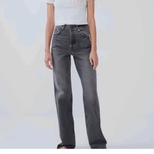 Zara jeans - Säljer dessa jeans från zara i storlek 34. De är högmidjade och väldigt långa, jag är 172 o de går ner till marken. De har därflr blivit ganska slitna längst ner men tkr det ser coolt ut. Skriv för egna bilder