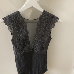 Silvrig body - Säljer denna helt oanvända silvriga bodyn ifrån Pieces. LAPPEN KVAR! Köpt för 359kr, mitt pris 150kr (högst bud) Perfekt till fest!