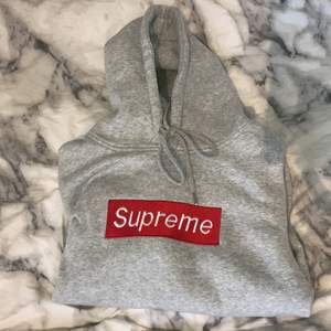 En Supreme hoodie ( vet inte om den t fake eller real för att jag fick den och fick inte veta pris eller så). Den är ljusgrå och i väldigt skönt material. Den är i storlek M ( se 3:e bilden för att se hur den sitter). 💕KÖPARE STÅR FÖR FRAKT💕PRIS DISKUTERAS I PM💕