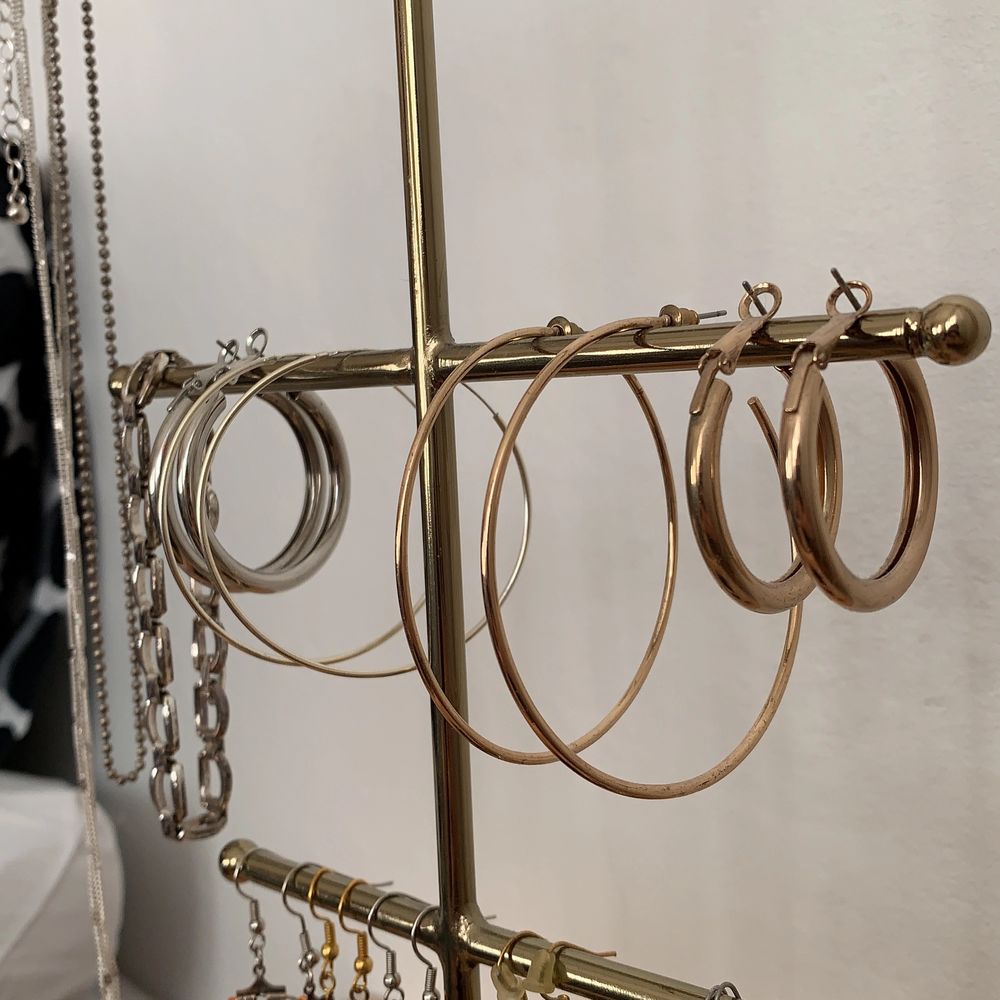 Säljer alla dessa smycken! Både örhängen, armband och halsband! De flesta är köpta men några har jag även gjort själv. Skriv om du vill ha en tydligare bild av något smycke! Du kan köpa allt tillsammans för 150kr. Om du bara vill köpa ett smycke, skriv till mig privat då så kommer vi överens om ett pris😊. Accessoarer.