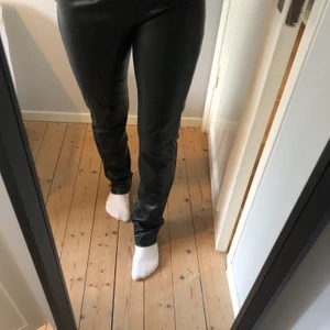 Skinnbyxor - Skinnbyxor från Nelly i XS, men passar S . Bra skick! 