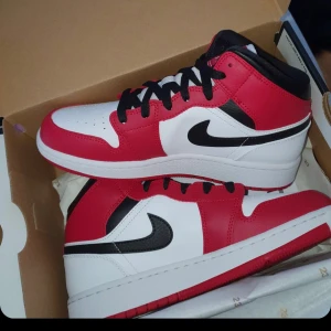 Nike Jordan 1 mid chicago - Nike Jordan 1 mid chicago använd 2-3 gånger 