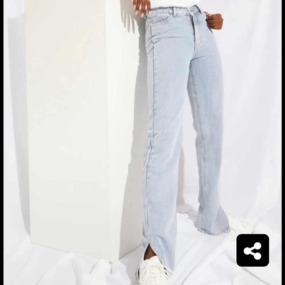 Snyggaste ljusa jeansen från prettylittlething, stolek 34. Aldrig använda, prislapp på. Säljer då jag råkade beställa dubbla. Köparen står för frakten.  ( skriv ett meddelande för fler bilder) :). Jeans & Byxor.