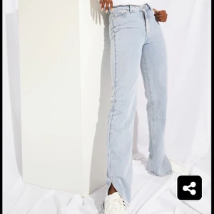 Ljusa jeans - Snyggaste ljusa jeansen från prettylittlething, stolek 34. Aldrig använda, prislapp på. Säljer då jag råkade beställa dubbla. Köparen står för frakten.  ( skriv ett meddelande för fler bilder) :)