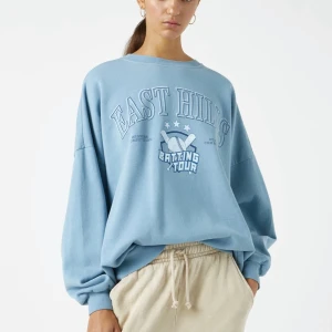 blå sweatshirt - Snygg oversized sweatshirt från pull&bear, passar de allra flesta storlekar då den är en oversized XL🤎