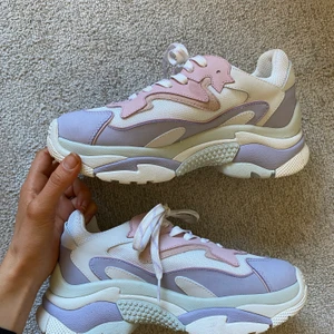 pastellfärgade sneakers - Säljer dessa svinsnygga skorna från ASH. Originalpris ca 2500kr. Aldrig använda. Frakt tillkommer 💞
