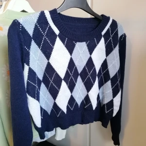  Croppad argyle tröja - Jättefin blå croppad tröja i argyle stil. Har aldrig blivit använd bara tvättad 1 gång, Storlek S-M. 149 kr inklusive frakt 