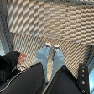 Converse  - INTRESSEKOLL!🙌🏼😃 snygga mörkblåa converse, mycket sparsamt använda, inget slitage! Storlek 38 passar även mig som har 39. Skriv vad du kan tänka dig att ge för dem!