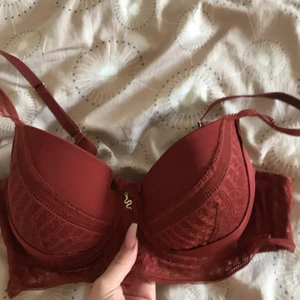 Hunkemöller bh  - Jättefin bh dom jag råkat köpa i fel stel, jätteskönt och nästan helt oanvänd endast testad på två gånger ungefär 💗 tror ny pris ligger mellan 300-400