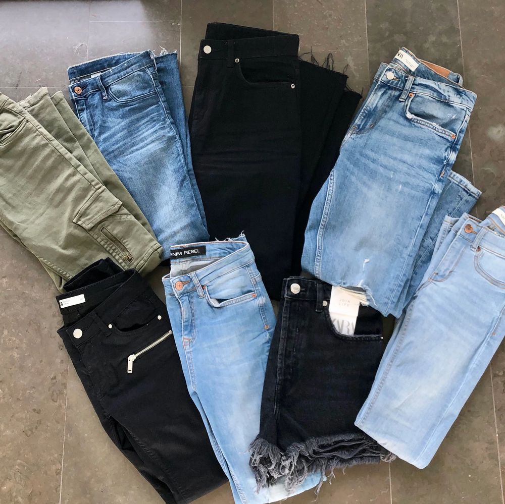 Säljer flera olika par jeans i strl 34 & 36 från zara bla. Alla är i princip helt oanvända, vissa har lapparna kvar dessutom. Kika in min senaste annons för mer information. Tveka inte att höra av er vid minsta lilla intresse. Säljer till bra priser, kan ge rabatt och sätter även ihop ett bra paketpris om man vill köpa alla, då får man ett par jeans helt gratis på köpet. Har lagt till fler jeans tillsalu på den tredje bilden!! 😊ALLA JEANS PÅ SISTA BILDEN OCH DE BEIGEA FINNS KVAR. ERBJUDANDE IFALL MAN KÖPER ALLA!!!. Jeans & Byxor.