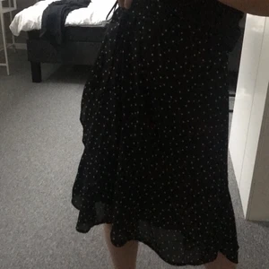 Prickig kjol Ginatricot - Jättesnygg och gullig kjol från ginatricot. Perfekt till våren och sommaren. Storlek S men du väljer själv hur du knyter den så den passar Xs och M hur bra som helst också