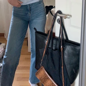 Zara hi-rise wide jeans - Dessa snygga jeansen från Zara. Sparsamt använda o i gott skick. Original dragkedjan är utbytt då den gick isönder. Storlek 36, skulle nog passa 34 också