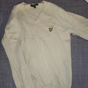 Lyle&Scott strl S  - Gul tröja från Lyle & Scott. Knappt använd, bilden är lite missledande då den är lite gulare irl. 