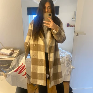 Rutig kappa!!!  - Beige rutig kappa ifrån Gina tricot, nypris 799kr mitt pris 400kr 