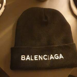 Balenciaga mössa Äkta!! Använd sparsamt och syns inga spår efter användning