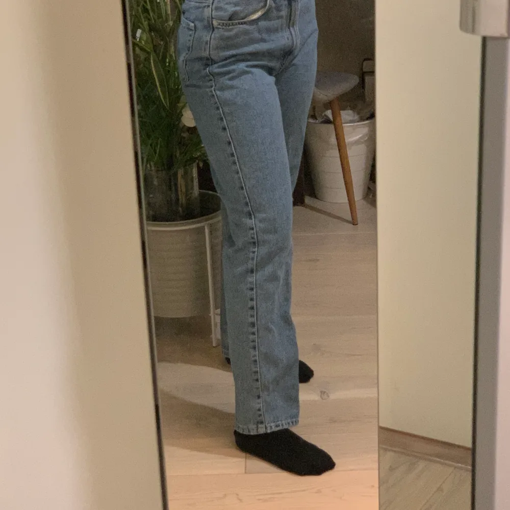 Straight leg jeans från weekday . Jeans & Byxor.