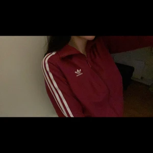 Adidas kofta vintage - Vinröd ”glansig” lite vintage Adidas kofta. Aldrig använt den så den är i nyskick utan fläckar osv. Väldigt fin och bekväm! Storlek M men passar S och L också beroende på vilken passform man vill ha. 