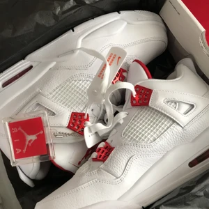 Jordan 4 red metallic - Säljer oanvända Jordan 4’s i red metallic. Strlk 44, frakt betalas av köparen.