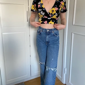 Blommig knyt-topp  - Somrig topp med knyte i ryggen🌻💐  storlek S, bra skick