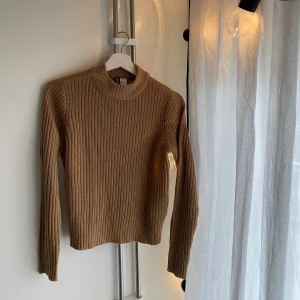 Stickad Tröja - Jättemysig stickad tröja från H&M! Den är i bra skick och storleken passar XS-S. 