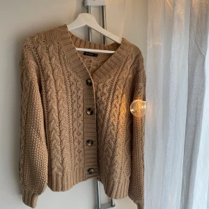 Kofta Rut&Cirkle - Jätteskön och gullig kofta! Den är aldrig använd och köptes för någon månad sedan. Den är i storlek xs men är oversized så den passar alla storlekar. (166kr för koftan och frakt)