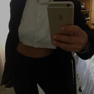 RIBBAD KOFTA - Vit, kort och söt kofta 🧵