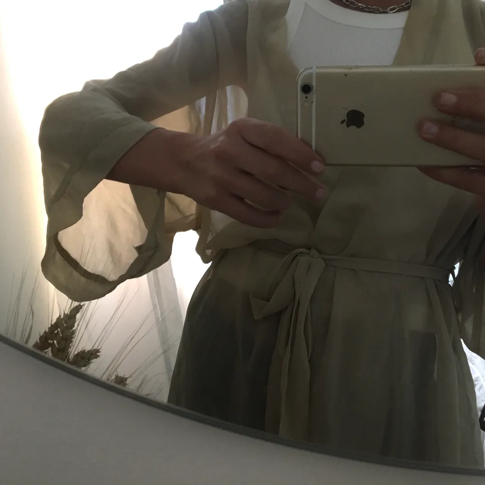 Beige och skit kimono från FEMME. Blusar.