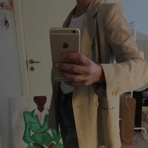 KAVAJ - Beige kavaj med fint fall 🎐