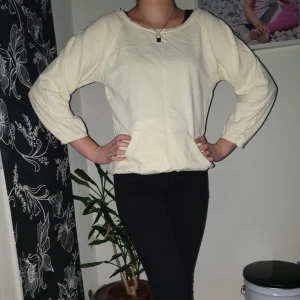 Tröja Gina Tricot - Ljus gul tröja från Gina Tricot med ficka fram. Aldrig använd helt ny! 