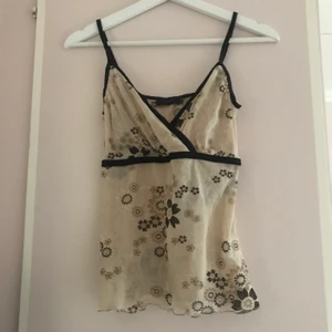 Brunt tunt linne - Brunt tunt/genomskinligt linne från Vero Moda med blommor på🤎 HÖGSTA BUD: 190kr + frakt :) ❗️AVSLUTAD❗️