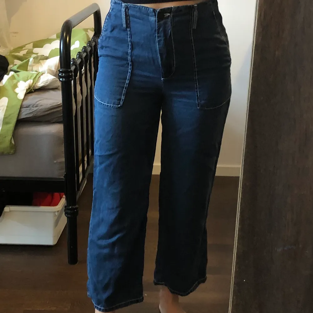 Snygga och sköna jeans från Bimba y Lola. Byxorna är i väldigt mjukt och skönt material så passar perfekt för vår/sommar. Använd endast ett fåtal gånger. Nypris låg på runt 1000kr. Jag är 165 lång som referens.. Jeans & Byxor.