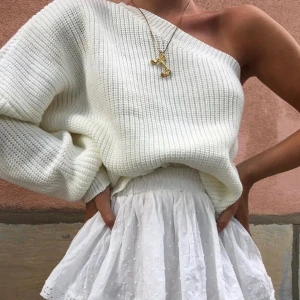 Stickad tröja  - Säljer denna jättefina stickade tröja från nakd, passar alla storlekar 💕 bud från 50 kr eller köp direkt för 150kr  (lånad bild) 