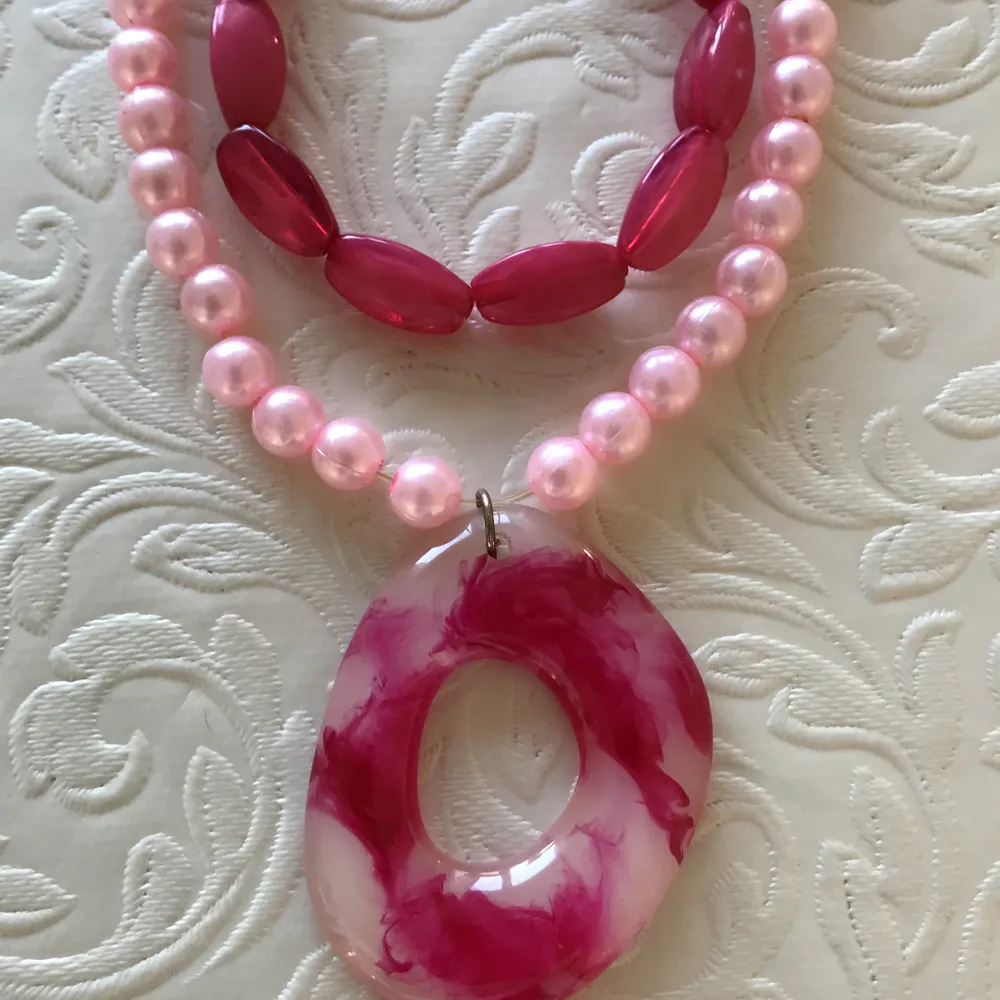 Rosa halsband med två rosa armband i nya skick. Accessoarer.