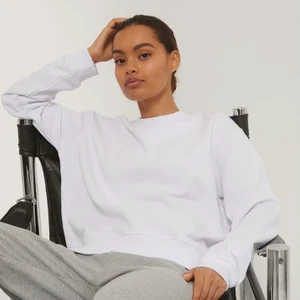 Vit sweatshirt  - Säljer en vit stilren sweatshirt från NAKD i storlek S. Den är i fint skick och är helt slutsåld på hemsidan! 😁 Frakt tillkommer! 📦 Hör av er för fler bilder mm!