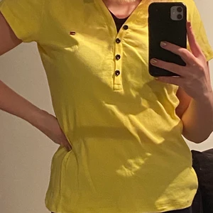 T-shirt (Tommy Hilfiger) - Gul t-shirt från Tommy Hilfiger!                      I fint skick.                                                          Storlek XXL men sitter som M då den krymt i tvätten.                                                 Köparen står för frakten (kan inte mötas upp pga Corona!)                                              Hör av dig om du undrar över något💕