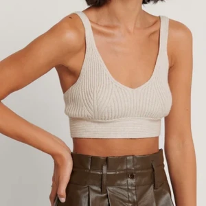 Stickad bralette - Beige stickad bralette från nakd. Storlek: S. Nypris: 299 kr. Säljer då den är något stor för mig. Använd fåtal gånger. 