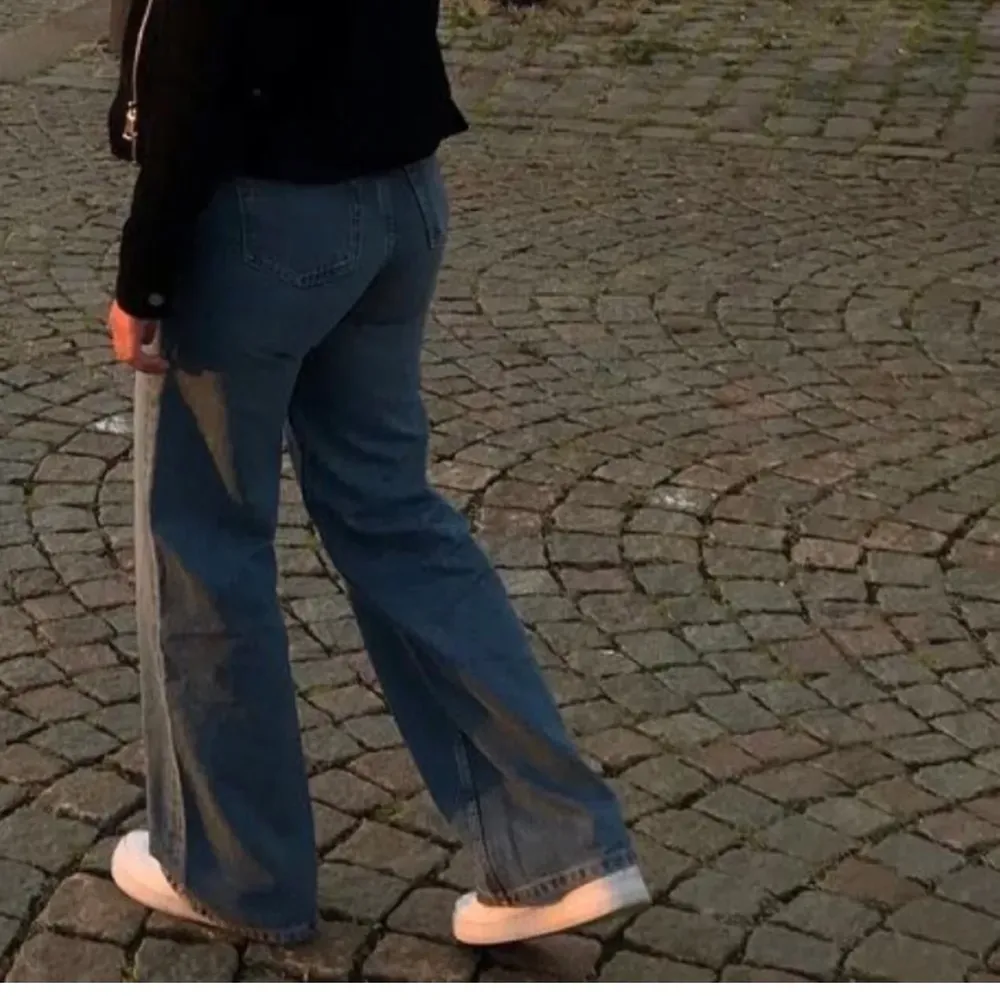 Ett par skit snygga blå Yoko jeans från monki, använd ett fåtal gånger, max 5ggr. Som helt nya! Har även dessa i svarta, skriv dm vid intresse🥰 pris kan även diskuteras:)nypris 400kr. Jeans & Byxor.