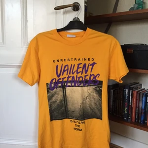 Vailent t-shirt - T-shirt från carlings som är snyggt oversize. Fin gul färg och coola detaljer. Jättebra kvalitet. 